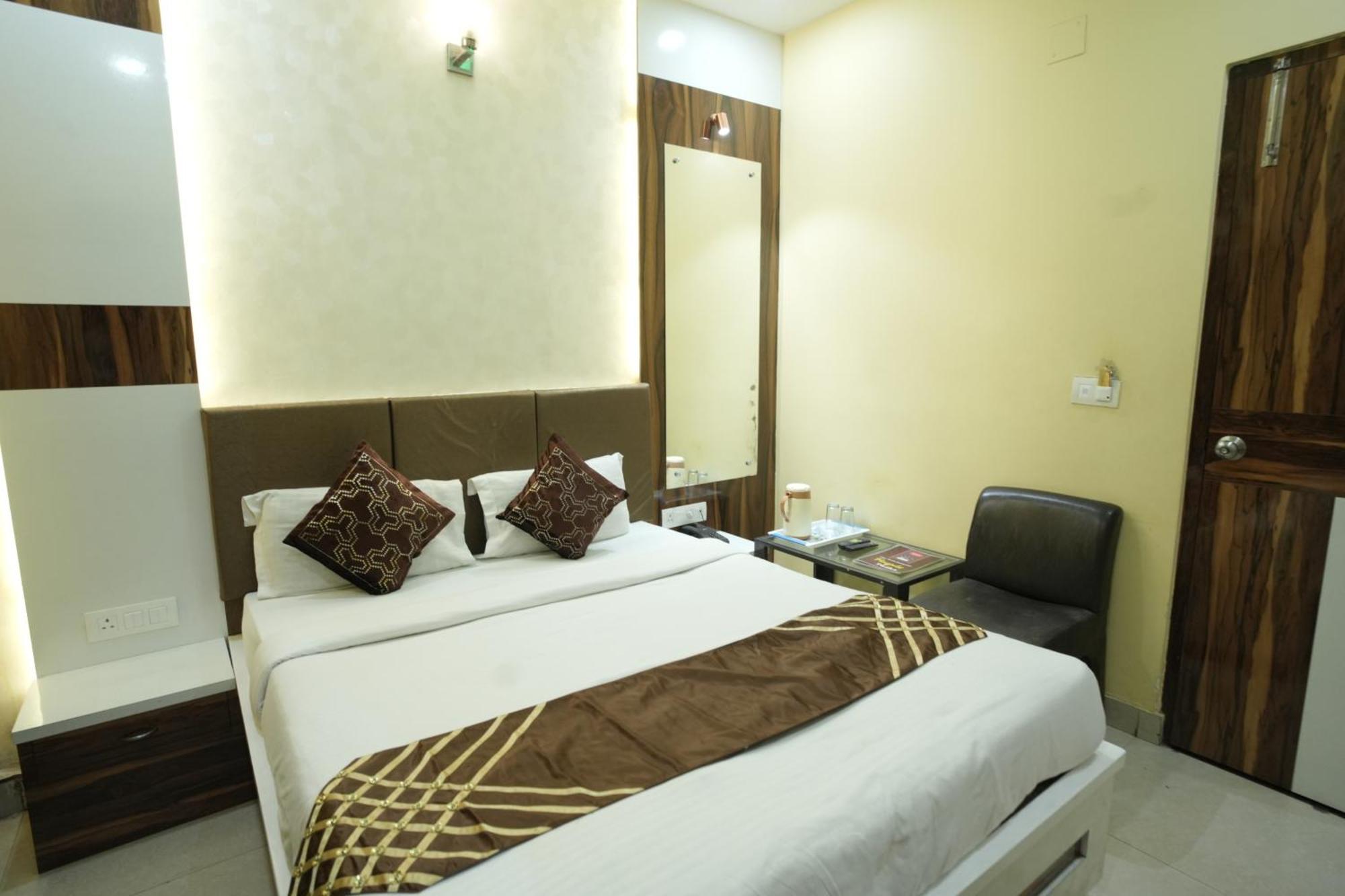 Hotel Rajkamal Near Varanasi Railway Station Exterior photo