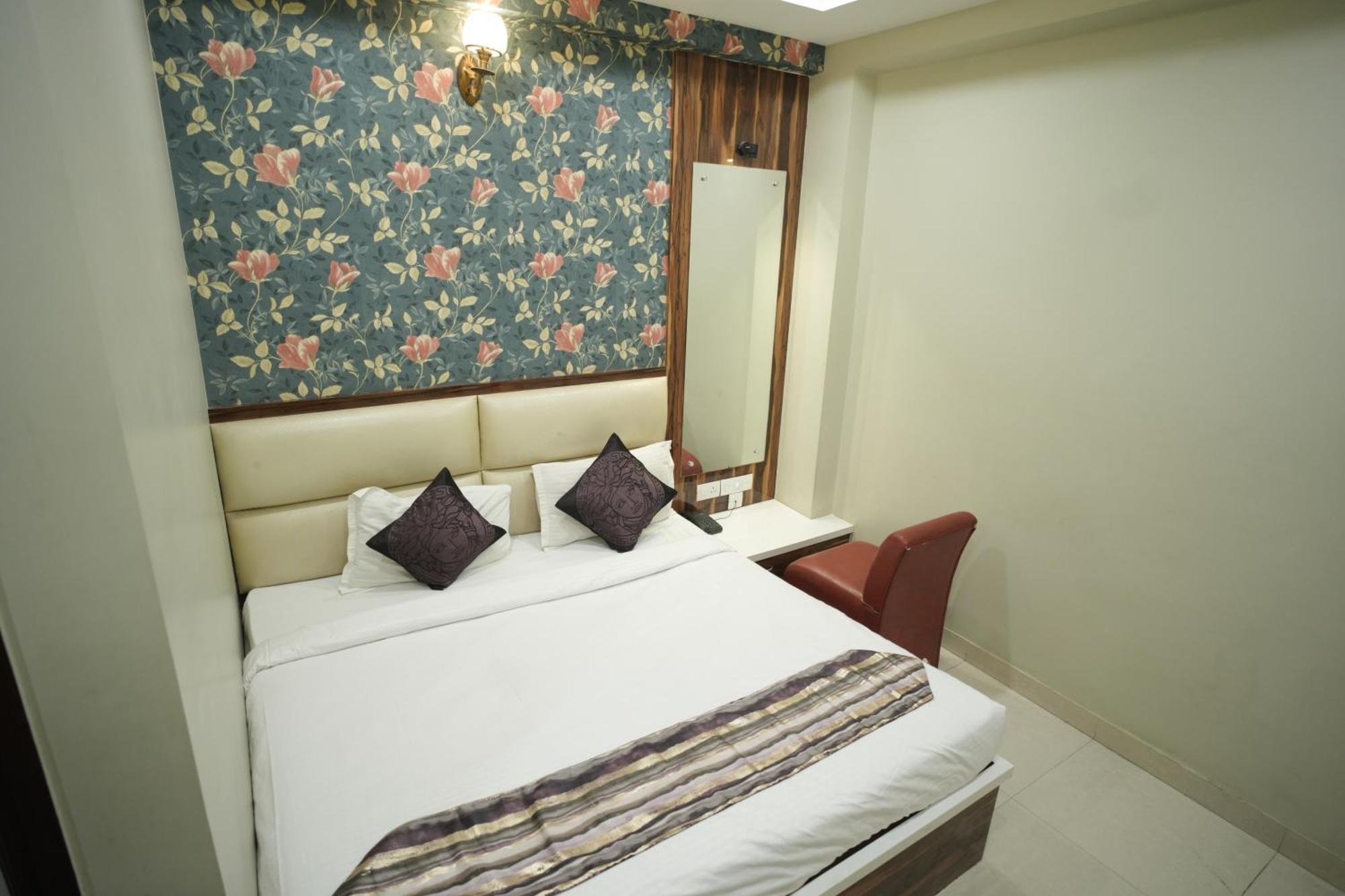 Hotel Rajkamal Near Varanasi Railway Station Exterior photo