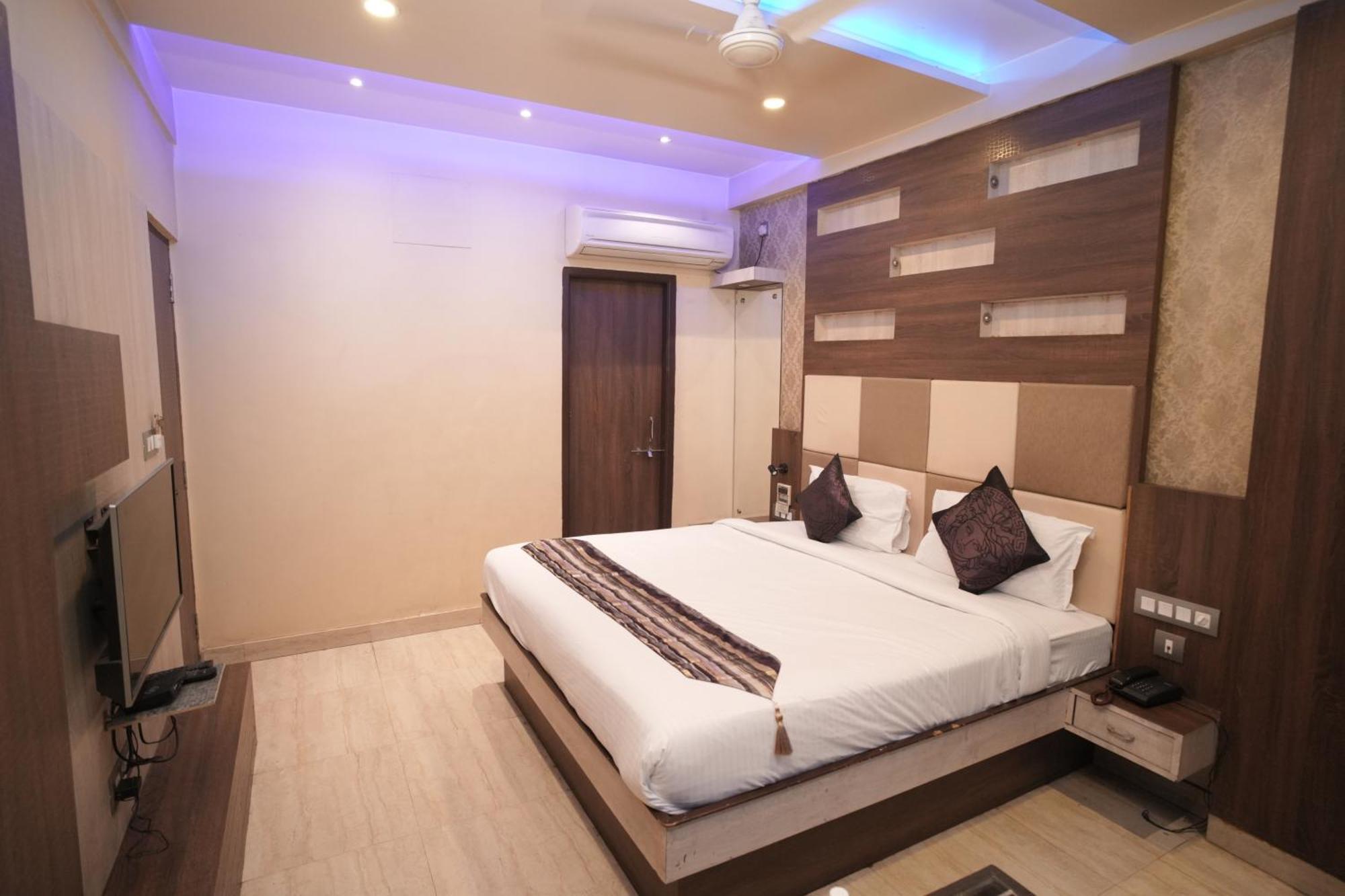 Hotel Rajkamal Near Varanasi Railway Station Exterior photo